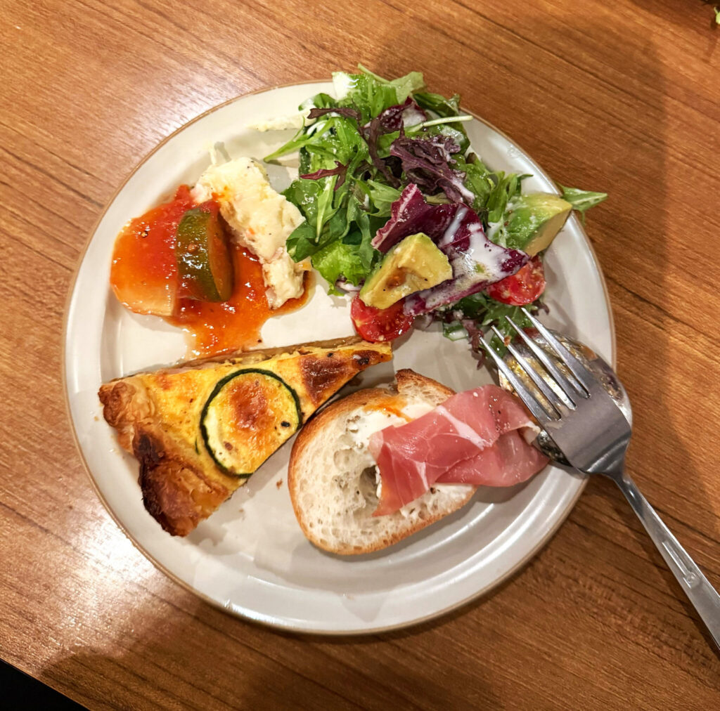 生ハム・キッシュ・ラタトゥイユの盛り合わせとシーザーサラダ